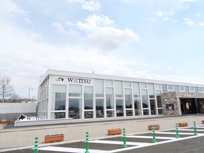 輪厚パーキングエリアの外観