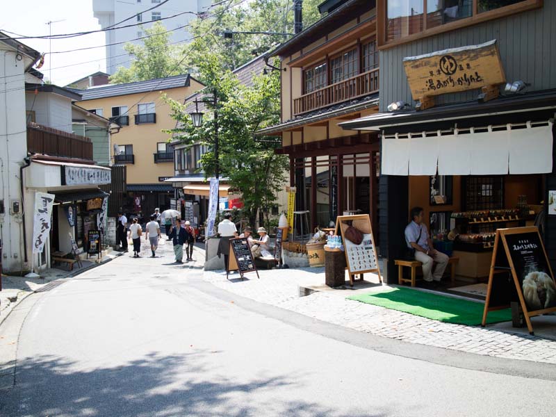 草津温泉 西の河原通りお土産屋