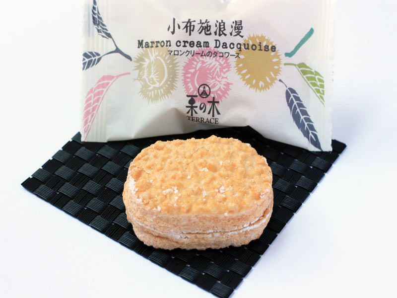 マロンクリームのダコワーズ 中身の写真
