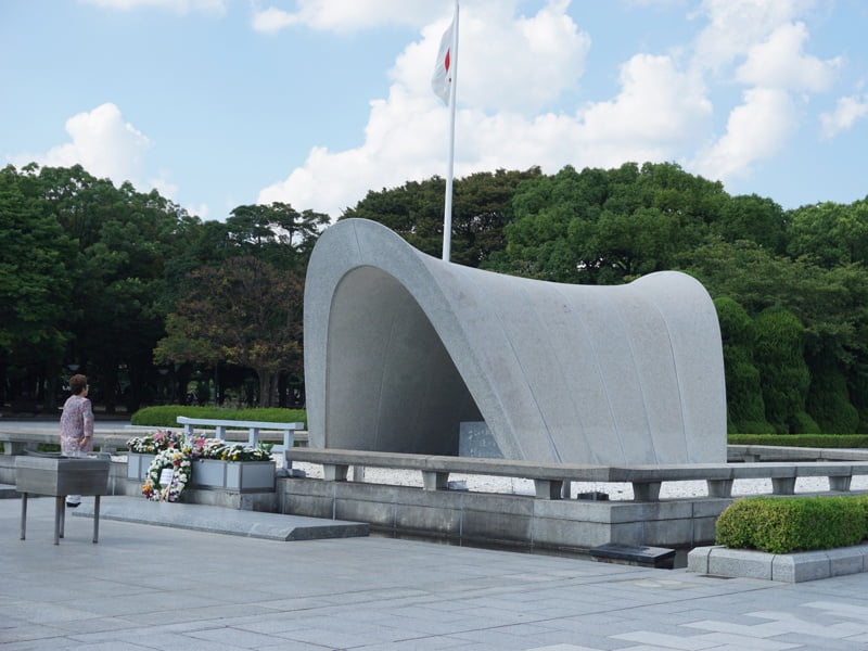 広島平和記念公園慰霊碑