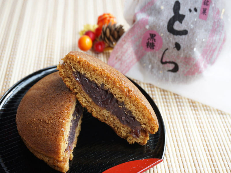 湖月庵　どら焼き　中身の写真(黒糖)