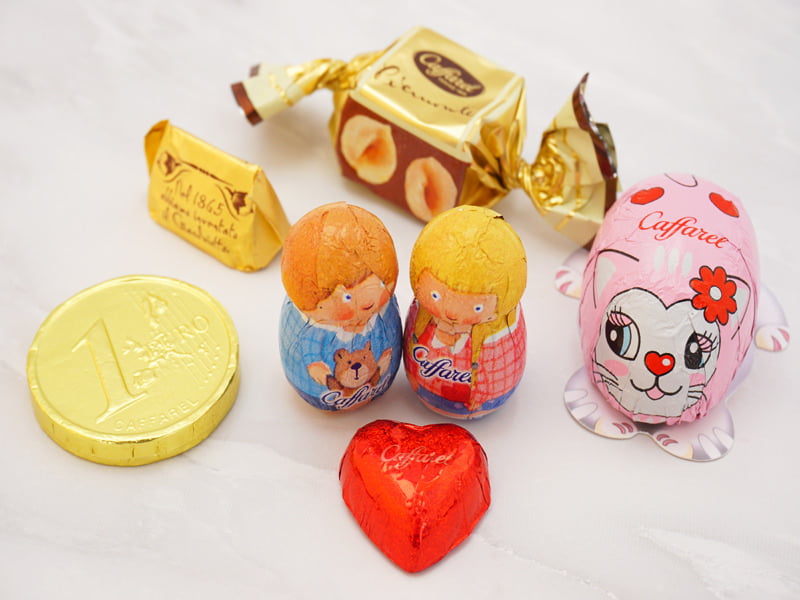 カファレル チョコラティーノ缶(ネコ)　並べた写真