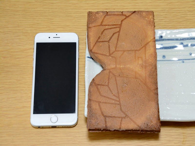 マジンガーZの二〇加煎餅とスマホのサイズ比較