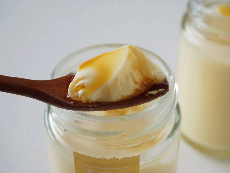 プリン研究所 真・プリン なめらかソースをかけたところ