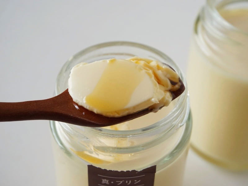 プリン研究所 真・プリン かためソースをかけた所