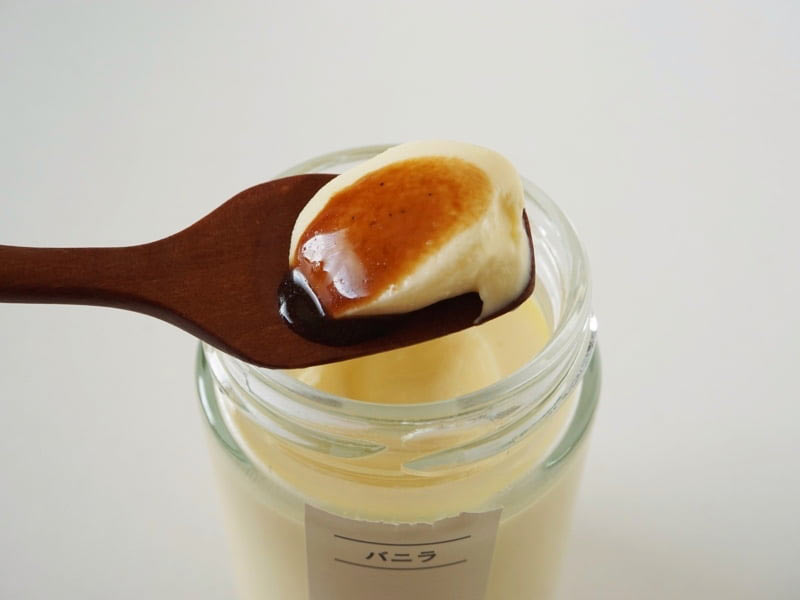 プリン研究所 バニラプリン コンビ　ソースをかけたところ