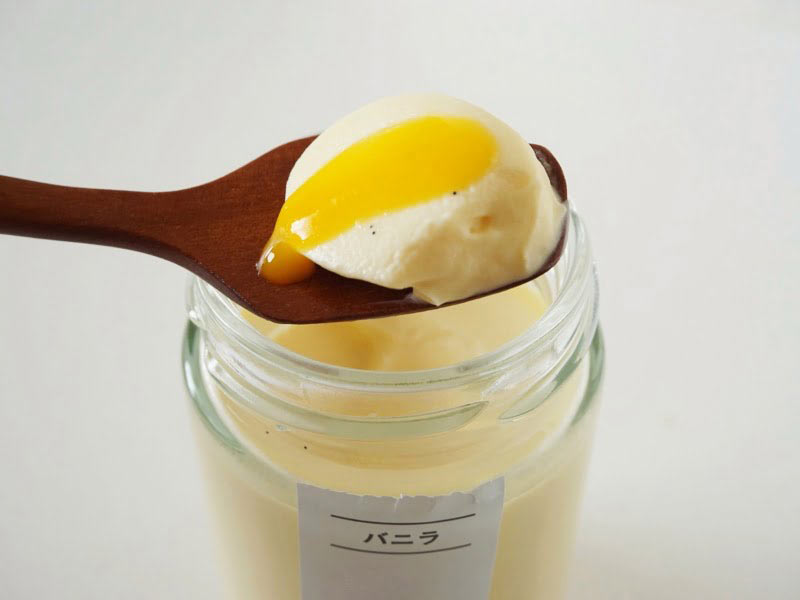プリン研究所 バニラプリン タヒチ　ソースをかけたところ