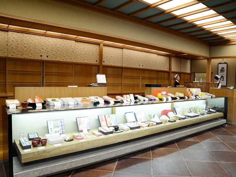 鶴屋吉信 店内の様子