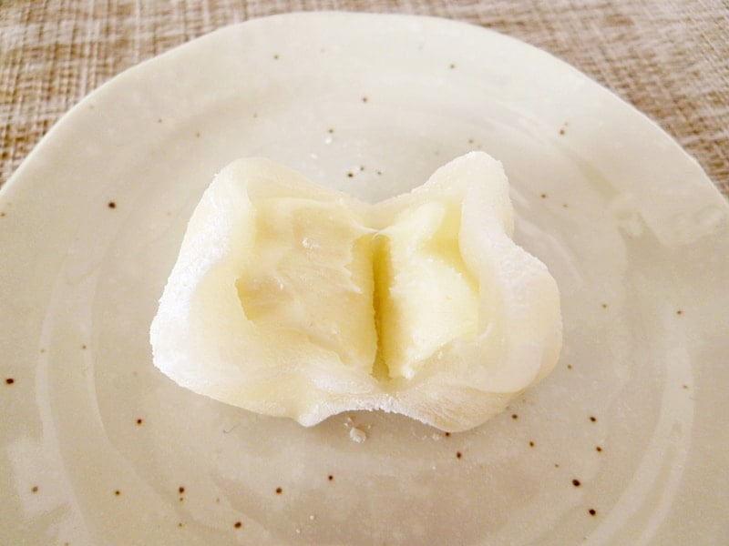 ホワイトクリームのショコラ大福 ブラン　大福の中身