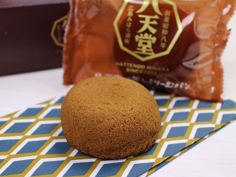 八天堂の蒸しくりーむパン(黒糖)の写真