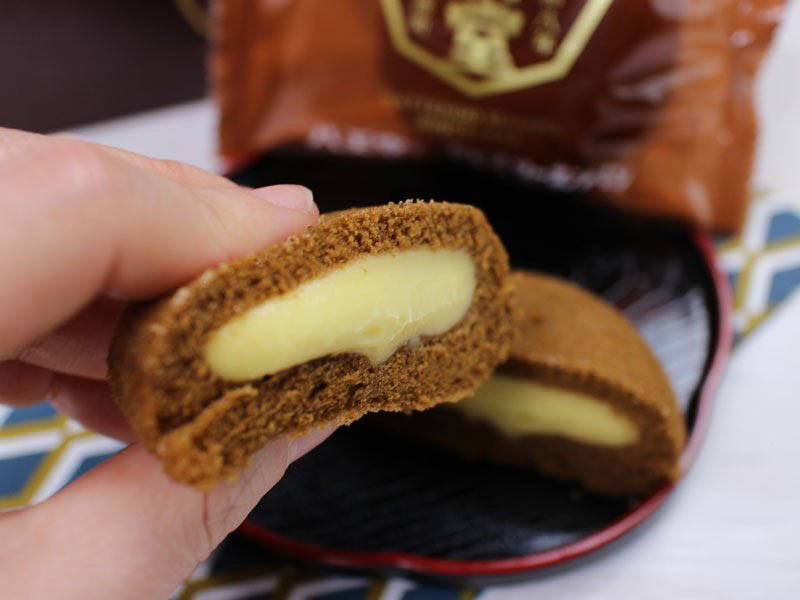 八天堂の蒸しくりーむパン(黒糖)のクリームの写真