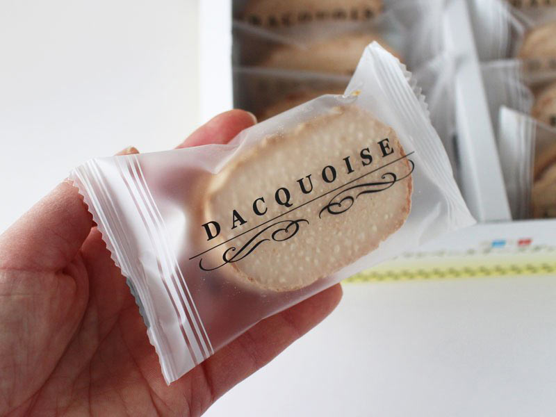 飛騨牛乳カマンベールチーズダックワ―ズの個包装の写真