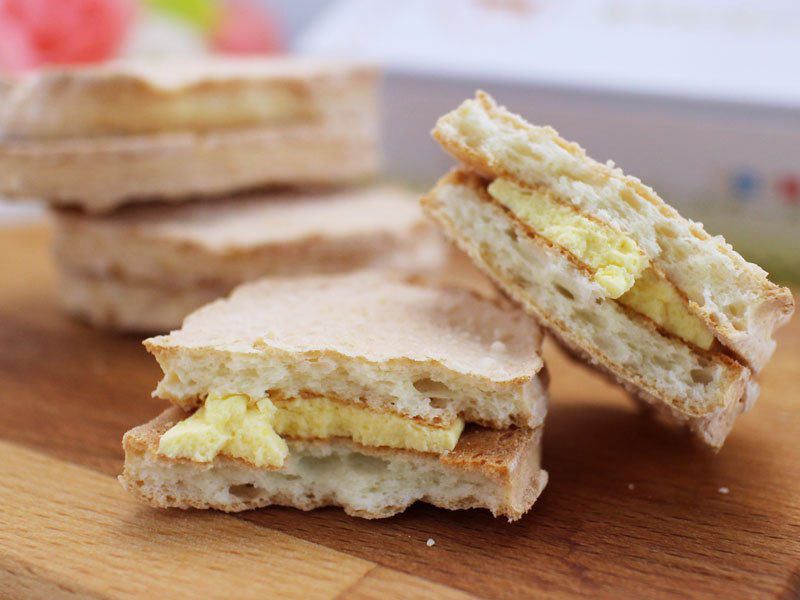 飛騨牛乳カマンベールチーズダックワ―ズの断面の写真