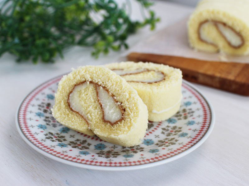 飛騨牛乳チーズロールケーキを食べるイメージ写真