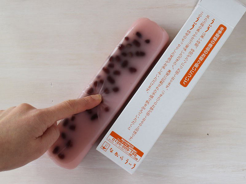 長良ういろ桜ういろの柔らかさを確認する写真