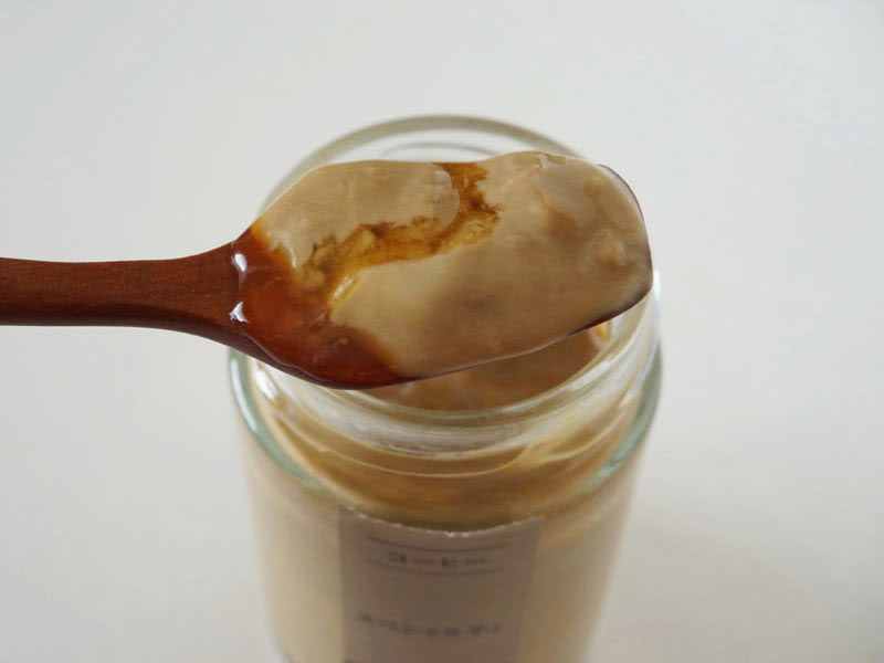 プリン研究所 エスプレッソコーヒープリン スペシャルティ　ソースをかけたところ