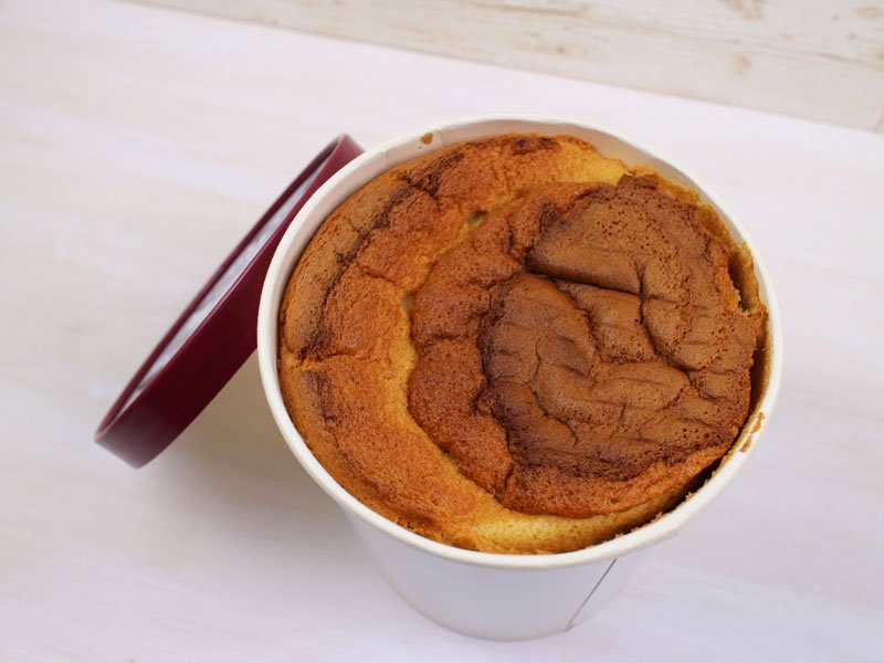 fフレイバーセレクトメイプルシフォンケーキのフタをあけた写真