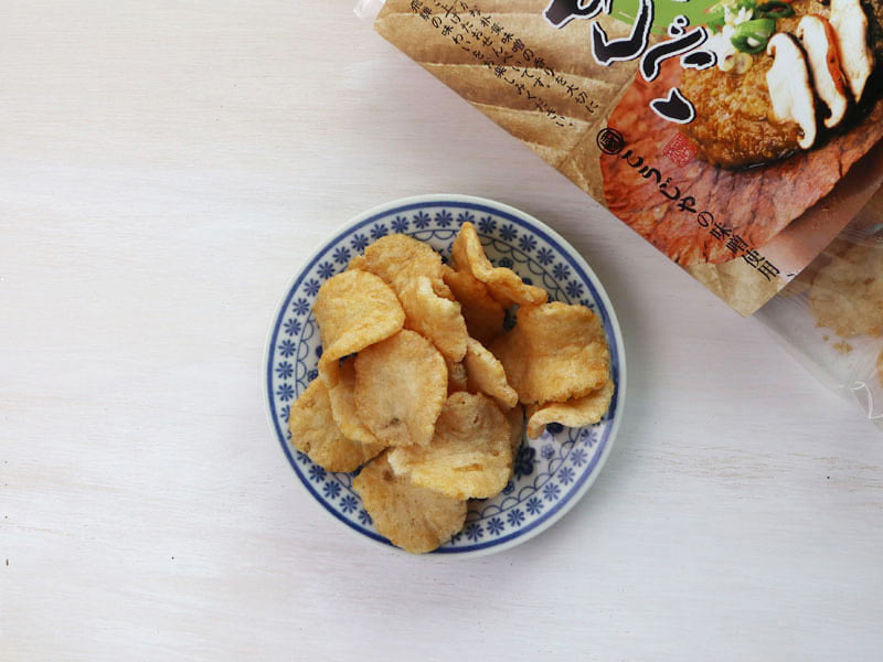 朴葉味噌せんべいを皿に出した写真