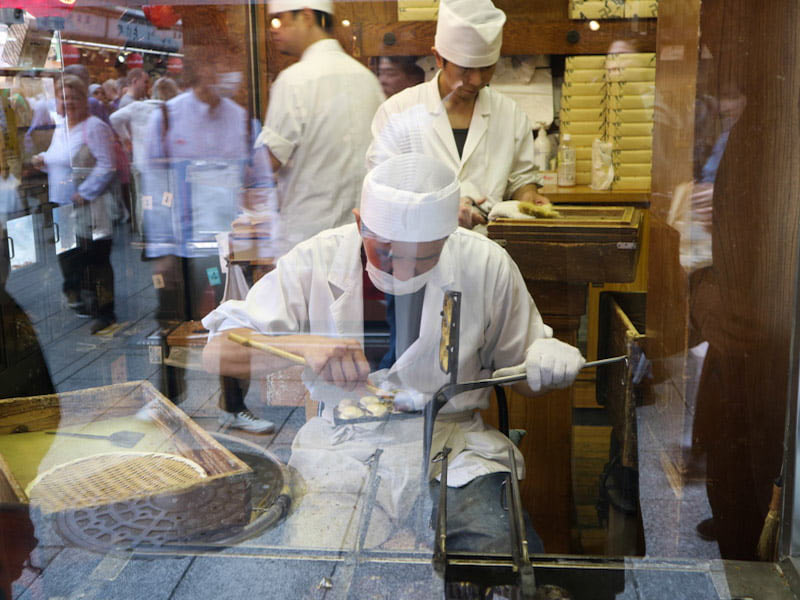 亀屋 人形焼を焼いているところ