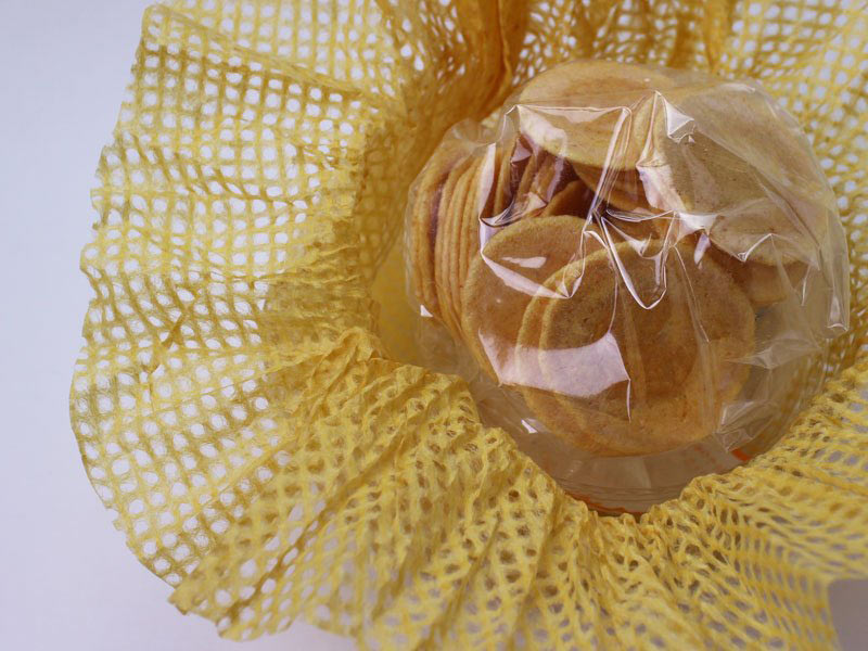 桂新堂夏みかんえびせんべいを開けた写真