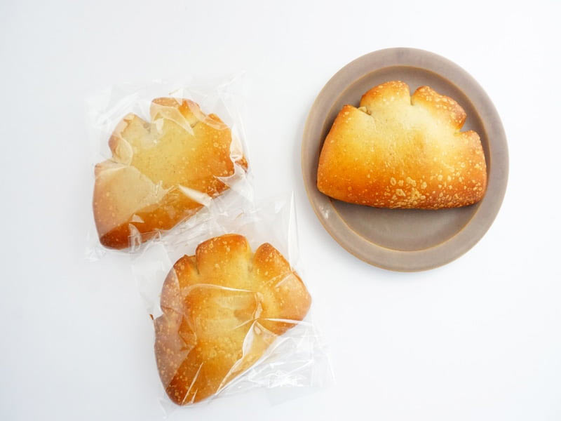 ベーグル屋ハル 豆乳クリームパン 開封した写真