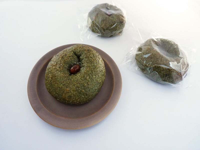 ベーグル屋ハル よもぎ甘納豆ベーグル 開封した写真