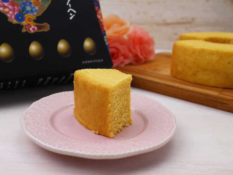 鳥骨鶏本舗 烏骨鶏煌バウムクーヘンをお皿に乗せた写真