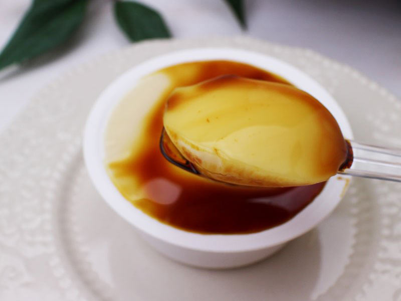 烏骨鶏本舗 烏骨鶏王妃のプリンを食べる写真