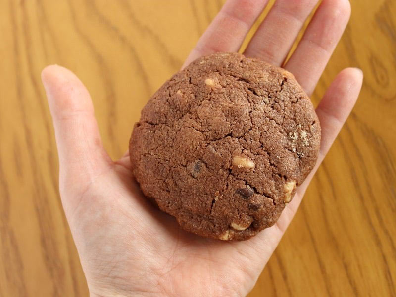牛さんの落とし物クッキー 手に持ったところ