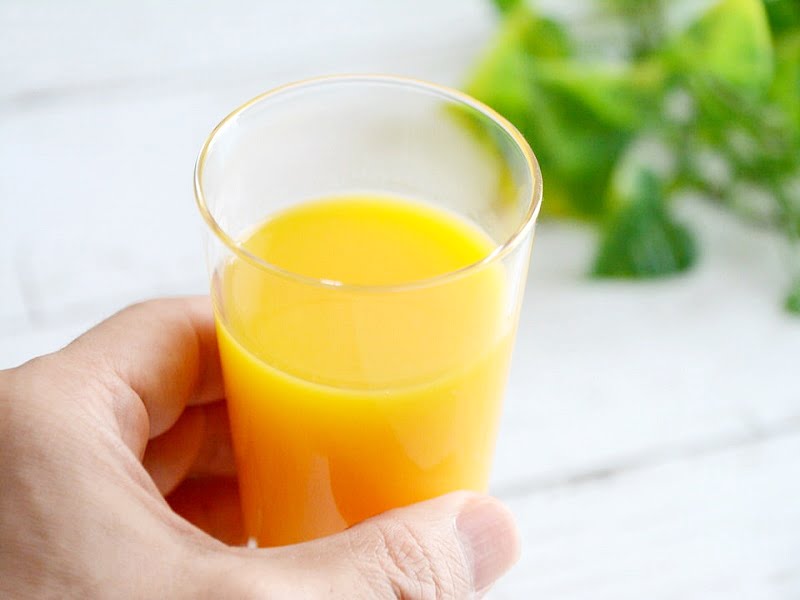 有田みかん搾り長閑を持ったところ