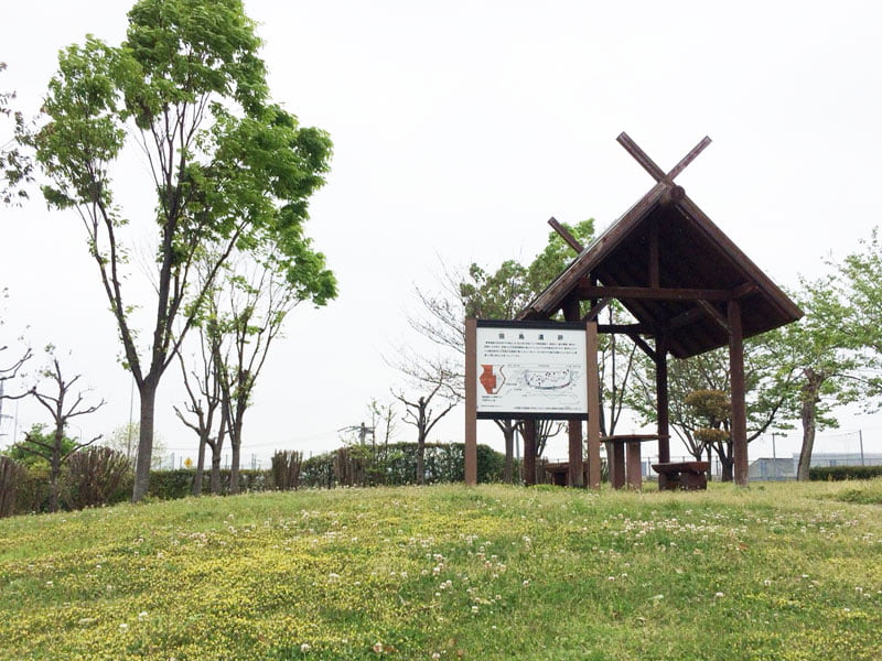 高速道路のサービスエリアの公園スペースの写真