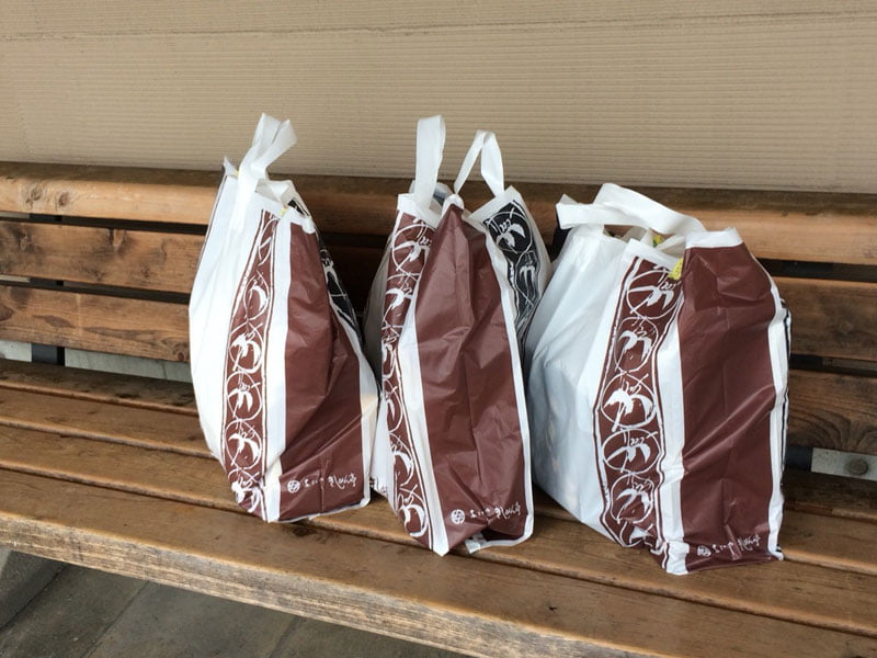 高速道路のサービスエリアで購入したお土産袋の写真