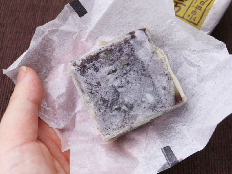 長島温泉栗金鍔の包み紙を外した写真