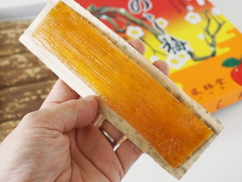 風林堂 のし梅手に持ったところ