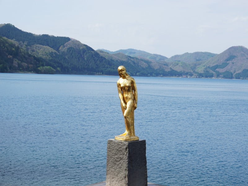田沢湖たつこ像