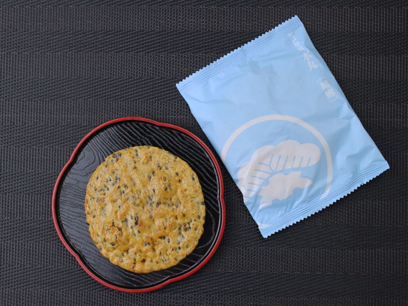 銀座松崎煎餅江戸草加本丸の胡麻の写真