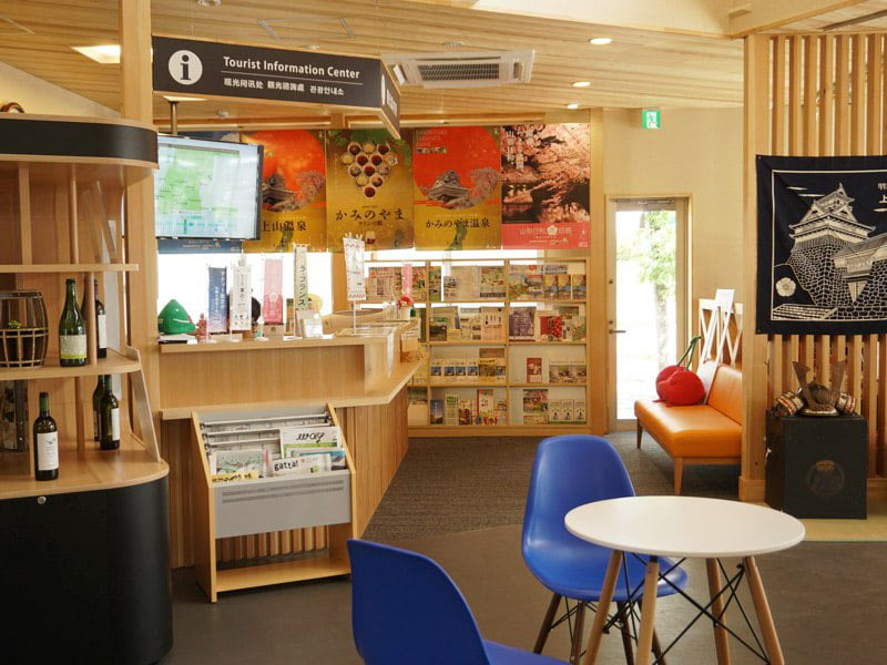 かみのやま温泉駅観光案内所の中
