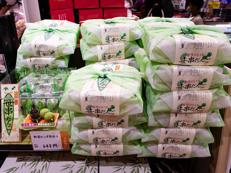 上里SA(上り)売店の笹串だんご