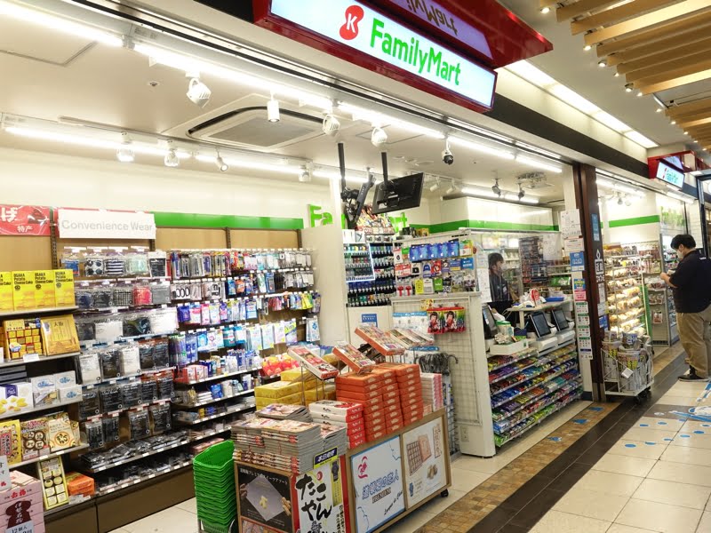 近鉄 大阪難波駅構内のお土産屋 ファミリーマート