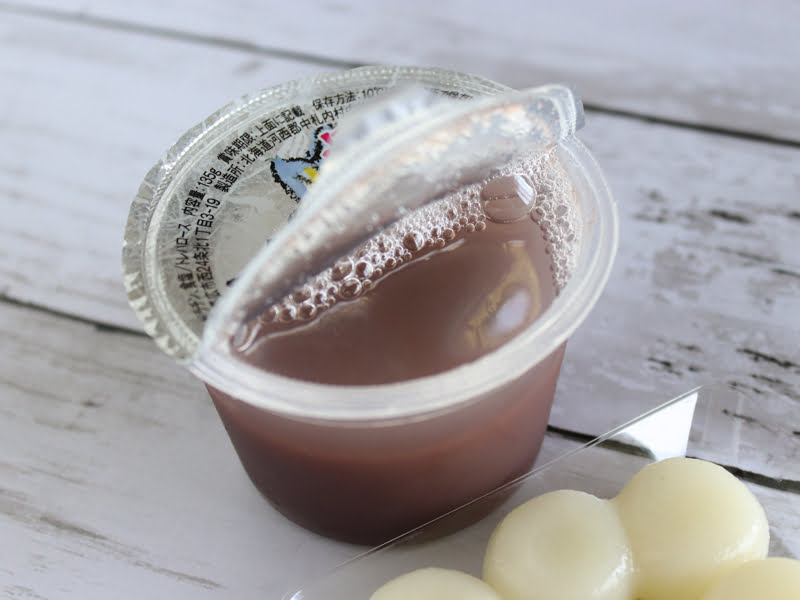 六花亭　冷やししるこ　蓋を開ける