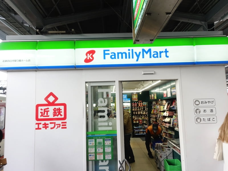 近鉄四日市駅ホームにあるお土産売り場 ファミリーマート