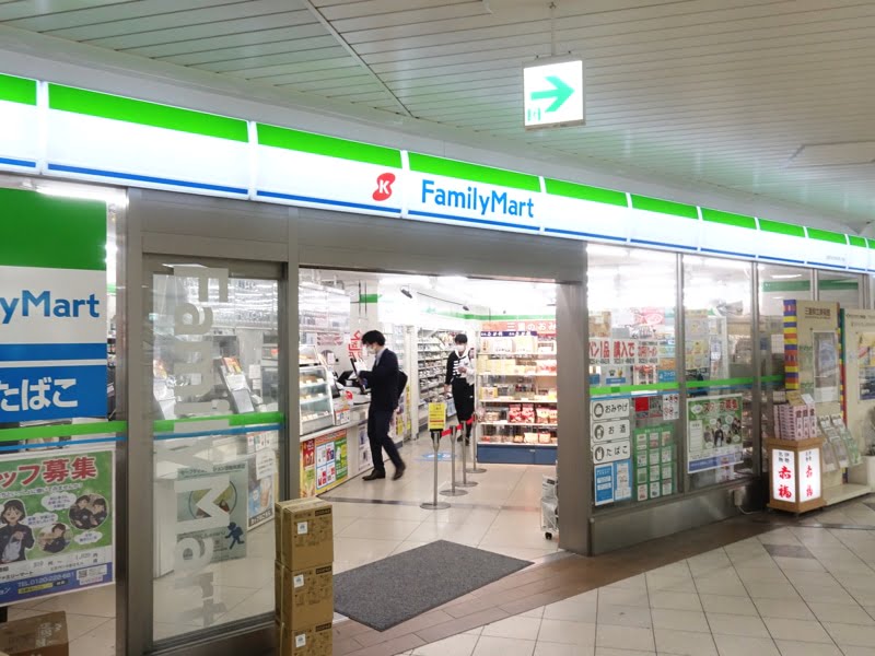 近鉄四日市駅にあるお土産屋さん ファミリーマート