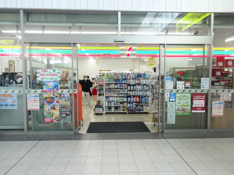 広島駅のお土産売り場 中央口向かいのセブンイレブン