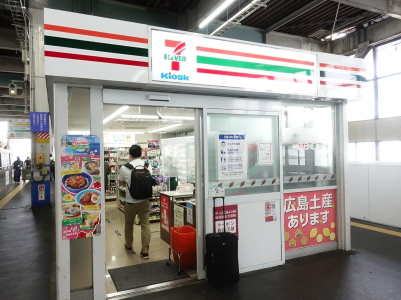 新幹線広島駅のお土産売り場 新幹線駅ホームにあるセブンイレブン