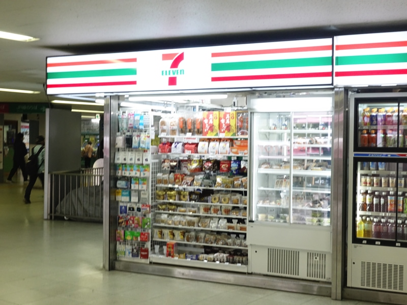 高尾駅のお土産売り場 南口のセブンイレブン
